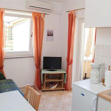 1 Bedroom Beautiful Apartment In Malinska Exteriör bild