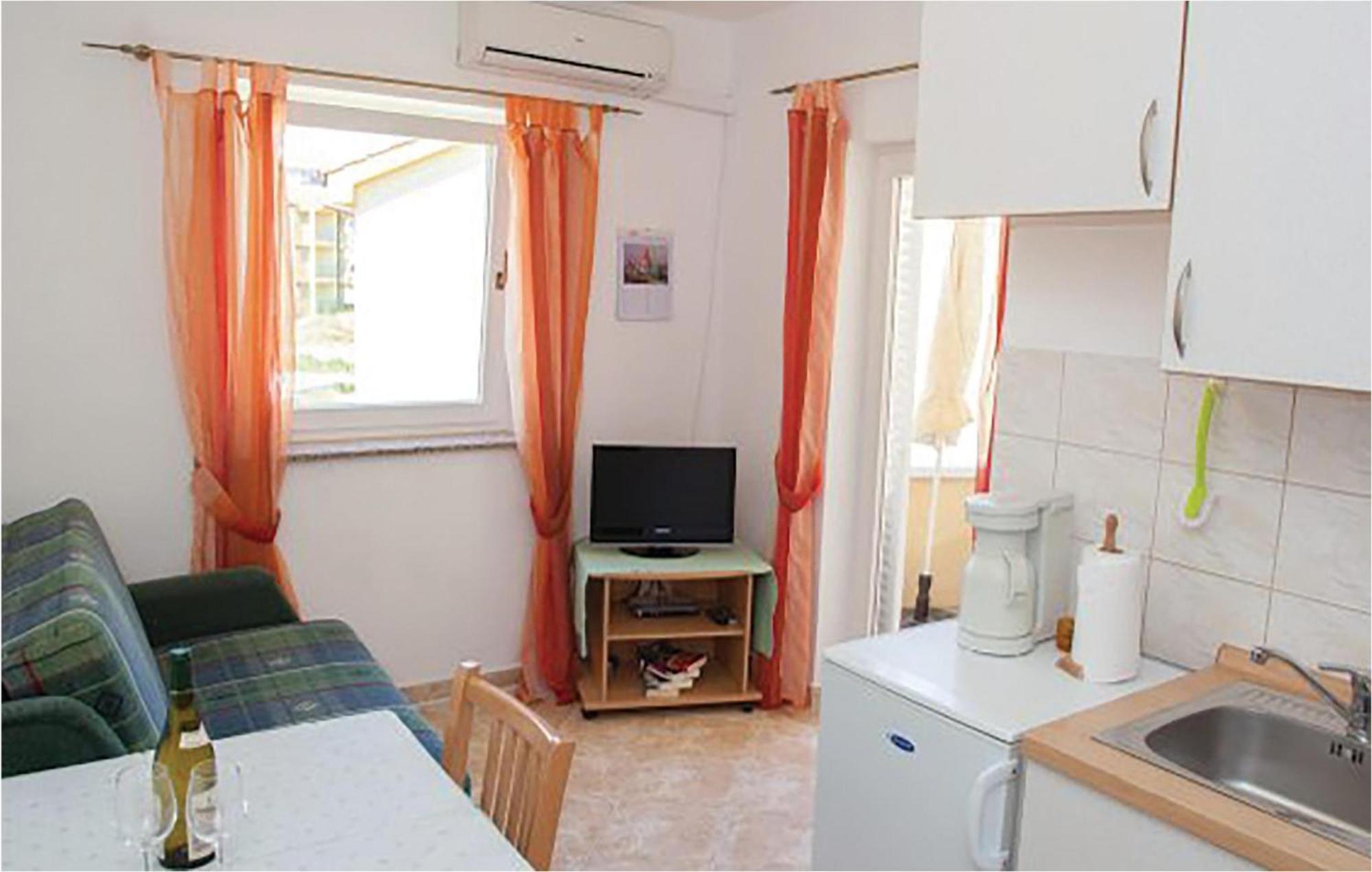 1 Bedroom Beautiful Apartment In Malinska Exteriör bild