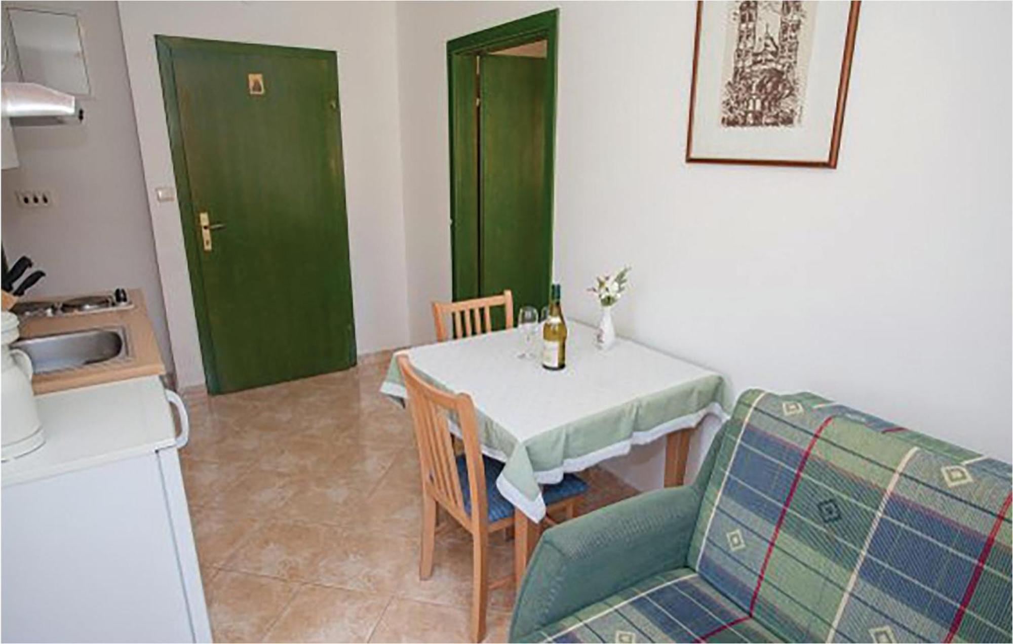 1 Bedroom Beautiful Apartment In Malinska Exteriör bild
