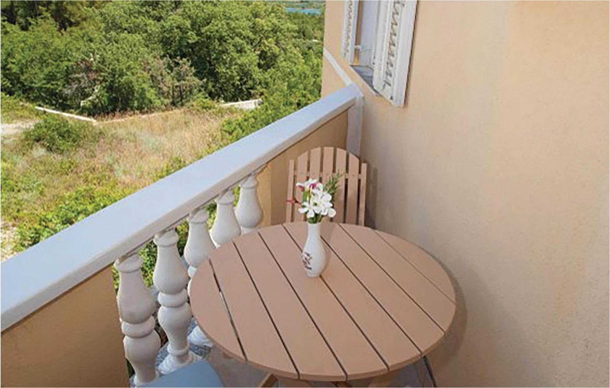 1 Bedroom Beautiful Apartment In Malinska Exteriör bild